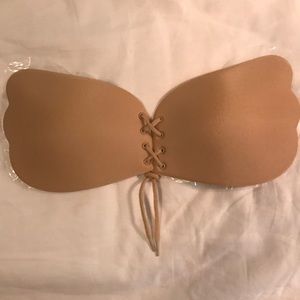 Sticky bra with adjustable centerpiece